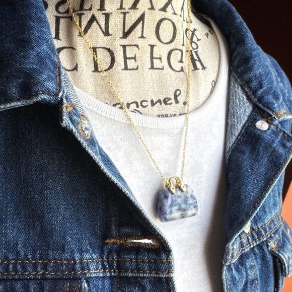 Sodalite carved hand bag pendant Vermeil gold 925 stamped/healing crystals - Picture 3 of 9